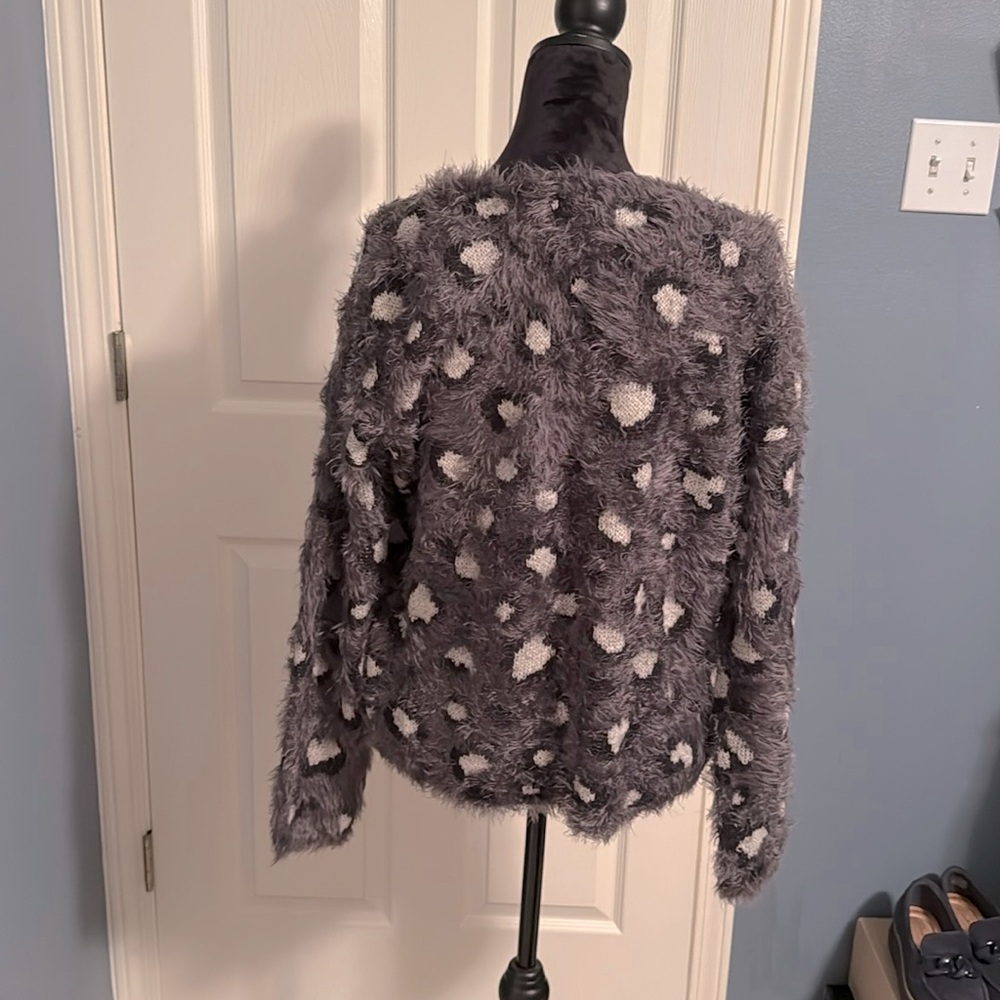 Item & Thread Gray Eyelash Leopard Long Sleeve Sweater Size large - Picture 2 of 5